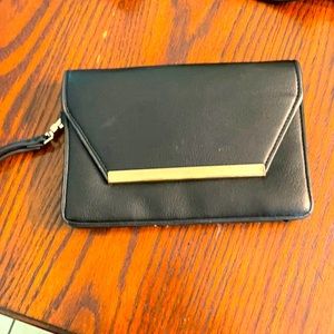 Nice wristlet wallet it’s magnetic